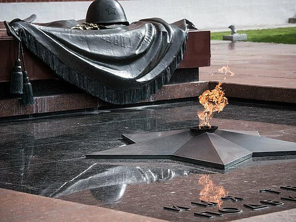 Церемония возложения цветов в День Неизвестного Солдата 