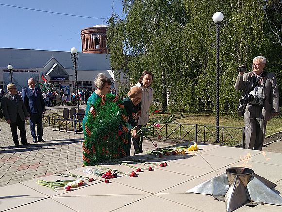 9 мая прошло возложение венков к памятнику воинам, погибшим в годы Великой Отечественной войны 1941-1945 годов, трудовыми коллективами Романовского района