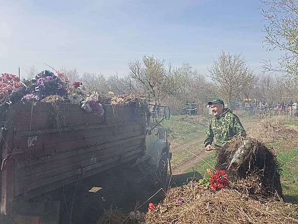 Сегодня ведутся работы по благоустройству романовского кладбища