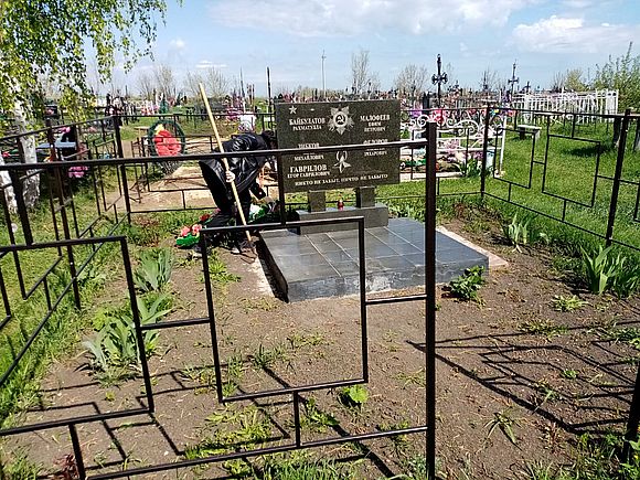 Продолжается уборка могил воинов Великой Отечественной войны