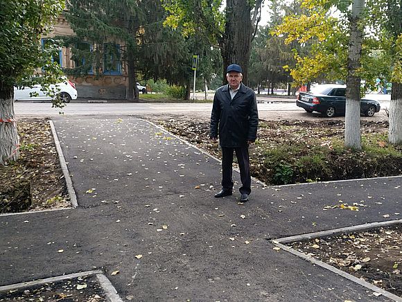 4 октября глава Романовского муниципального района Алексей Щербаков проверил ход ремонта тротуаров на улице Советская