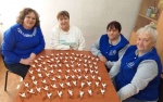 Романовские «серебряные» волонтеры изготавливают нагрудные значки