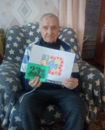 Романовские получатели социальных услуг принимают поздравления.