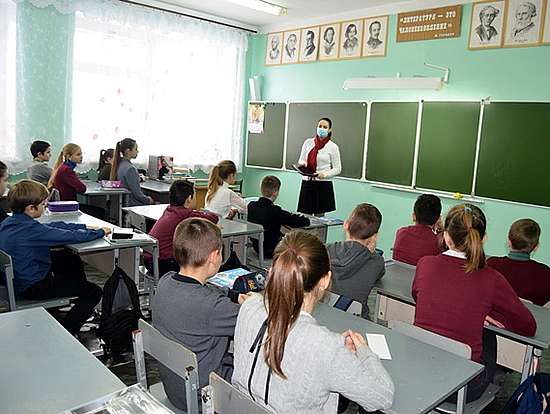 Сотрудники ГАУ СО КЦСОН Романовского района провели урок памяти «Непокорённый Ленинград» для учащихся Романовской СОШ