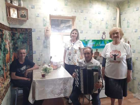 «Серебряные» волонтёры поздравили получателя социальных услуг с ограниченными возможностями здоровья
