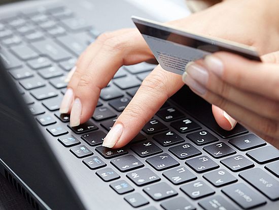 Жительница Самойловского района не стала переводить деньги на неизвестный счет, поняв, что ее обманывают мошенники