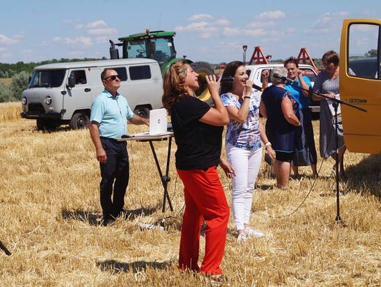 С песней и уборочная веселей!