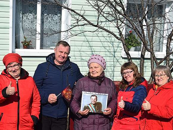 В преддверии Дня космонавтики специалисты КЦСОН Романовского района присоединились к флешмобу «Я на улице Гагарина» #ПОЕХАЛИ