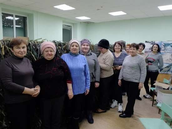 Женщины Романовки участвуют в изготовлении маскировочных сетей 