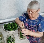 Романовские получатели социальных услуг занимаются консервированием