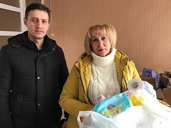 Сотрудники МУК "РЦ библиотечная система" Романовского района приняли участие в сборе гуманитарной помощи