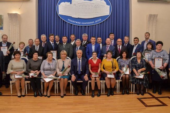 Губернатор Валерий Радаев вручил свидетельства о занесении на Доску почёта Саратовской области