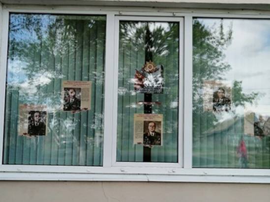 В Год памяти и славы в рамках Всероссийской акции Окна Победы сотрудницы центральной библиотеки имени И.И. Фешина  оформили оконную выставку «ВЕЛИКИЕ ПОЛКОВОДЦЫ»
