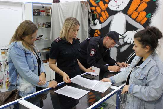 Полицейские и общественники провели межведомственный рейд по местам продажи вейпов в городе Балашове