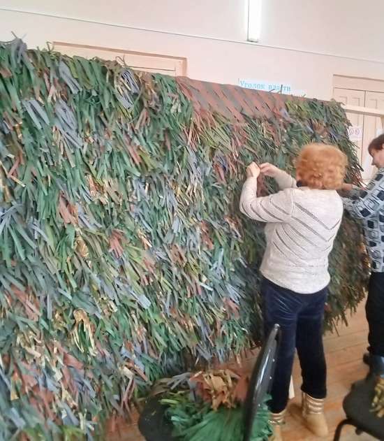 Жители села Большой Карай Романовского района также изготавливают маскировочные сети для СВО 