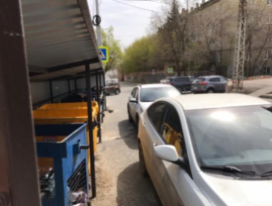 Регоператор просит автомобилистов не перекрывать проезд к контейнерным площадкам