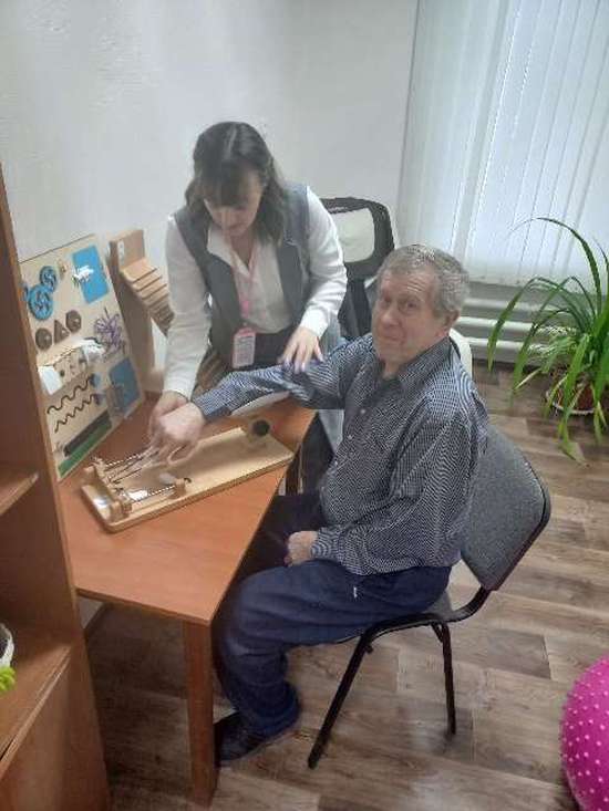 Получатели соцуслуг продолжаю заниматься в школе «Шаг за шагом»