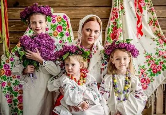 Приглашаем к участию во Всероссийском фотоконкурсе «Мама и дети в национальных костюмах»