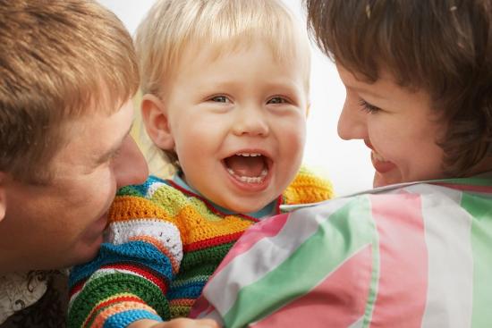 Министерство труда и соцзащиты информирует о сроках выплаты ежемесячного пособия по уходу за ребенком