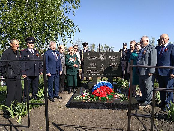 Сегодня прошло возложение венков к памятнику воинам, умершим от ран в Романовском госпитале в годы Великой Отечественной войны