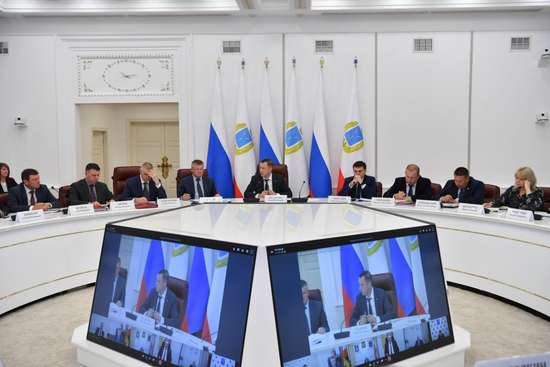Губернатор Роман Бусаргин провел постоянно действующее совещание с зампредами и министрами, а также главами районов области. 