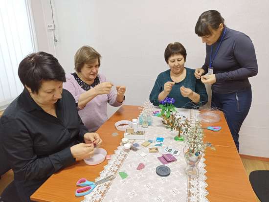 Состоялось занятие по бисероплетению для граждан старшего поколения