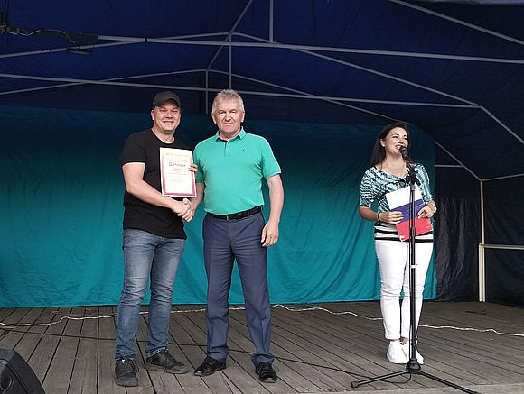 26 июня на центральной площади Романовки состоялся районный фестиваль песенного творчества «Золотой микрофон»