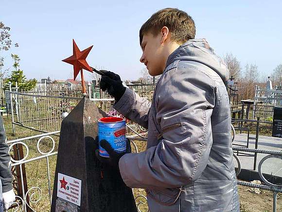 16 апреля обучающиеся МУ ДО «Дом пионеров и школьников» убрали могилы ветеранов Великой Отечественной войны 