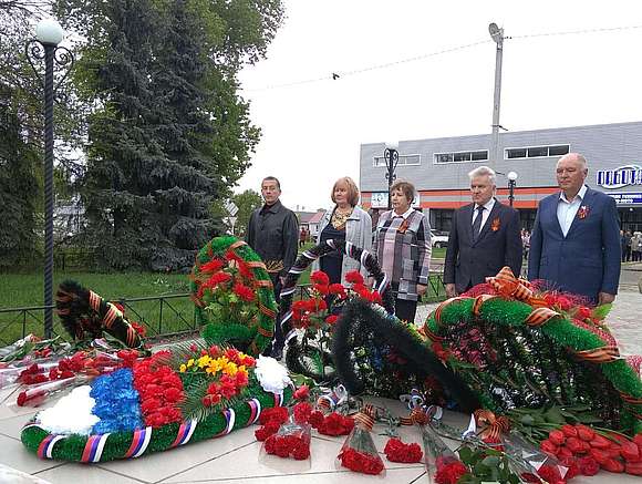 9 мая прошло возложение венков к памятнику воинам, погибшим в годы Великой Отечественной войны 1941-1945 годов трудовыми коллективами Романовского района