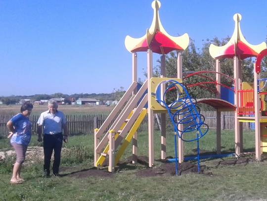 В д.Вязовая Мордовокарайского муниципального образования  выполнены работы по монтажу и установке детской площадки