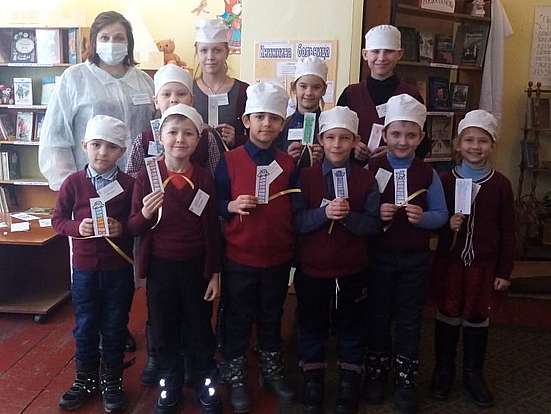 Продолжая цикл работы «Книжкиной больницы» 26 февраля в Детской библиотеке прошел библиотечный урок «Полезная закладка нужна книге для порядка»