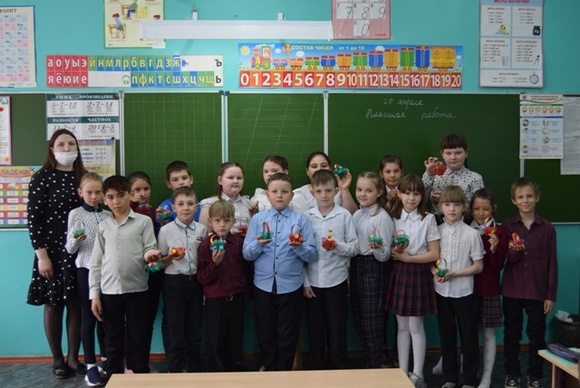 В преддверии Светлой Пасхи сотрудники КЦСОН Романовского района организовали мастер-класс по изготовлению сувениров