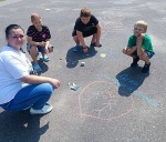 В Романовском районе прошел конкурс детских рисунков ромашки на асфальте