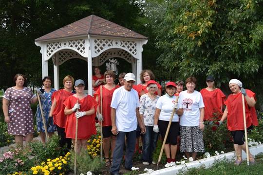 «Серебряные» волонтеры и сотрудники КЦСОН Романовского района  активные участники благоустройства