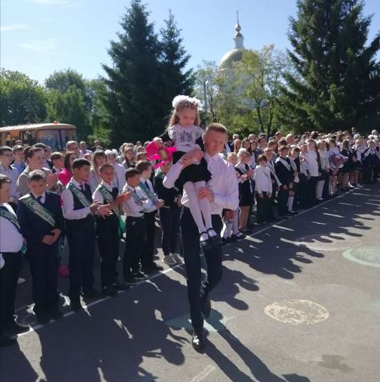 Сегодня в МОУ Романовская СОШ им. И.В. Серещенко прозвенел последний звонок для выпускников.