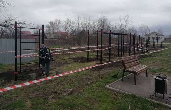 Ведутся работы по установке спортивной площадки 