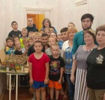 В Романовском КЦСОН продолжают изготавливать окопные свечи.