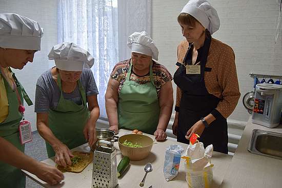 Романовские пенсионеры приготовили кабачковые оладушки