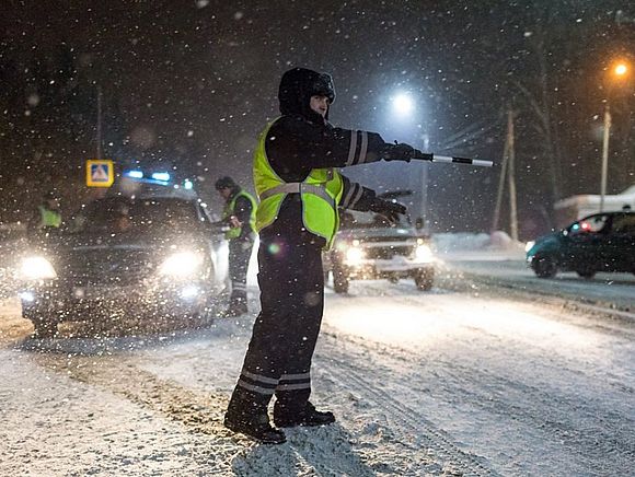 Сотрудники Госавтоинспекции предупреждают водителей и пешеходов об изменении погодных условий