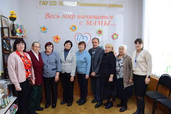 Получателей социальных услуг Романовского комплексного центра поздравили с Днем матери