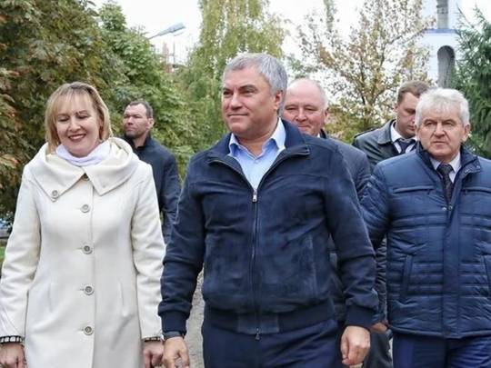 Сегодня Председатель Государственной Думы РФ Вячеслав Володин и Губернатор Валерий Радаев познакомились с ходом строительства бассейна.