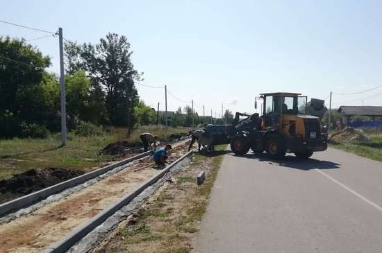 В р.п. Романовка начался ремонт тротуаров.