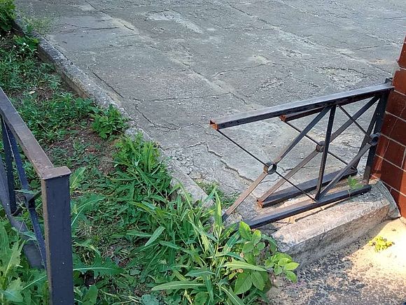 Вчера вандалы сломали декоративное ограждение памятника в Романовке