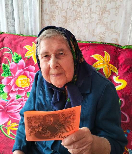 Получатели социальных услуг Романовского района принимают поздравления.