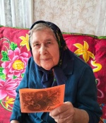 Получатели социальных услуг Романовского района принимают поздравления.