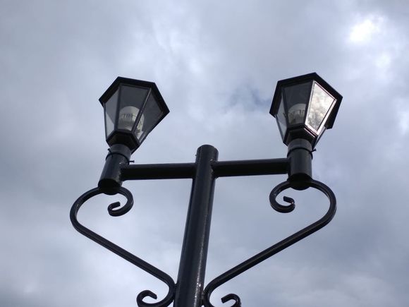 Разбит фонарь на территории, прилегающей к ЗАГСу