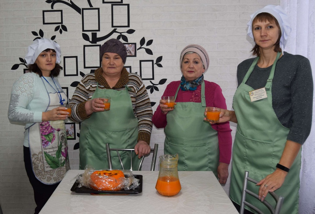 Романовские получатели социальных  услуг отметили Тыквенный спас