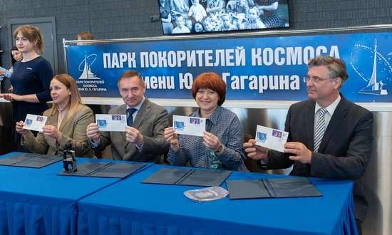 Оттиск истории: на месте приземления первого космонавта Земли прошло торжественное гашение юбилейных почтовых марок