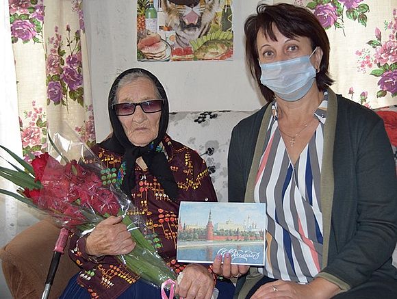 Сотрудники КЦСОН Романовского района поздравили юбиляров