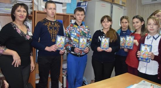 Специалисты ЦСЗН Романовского района совместно с волонтерами  провели социальную акцию ко Дню инвалида